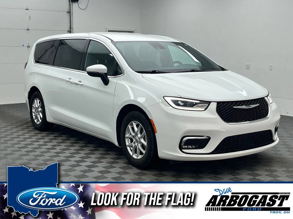 Used 2023 Chrysler Pacifica Touring