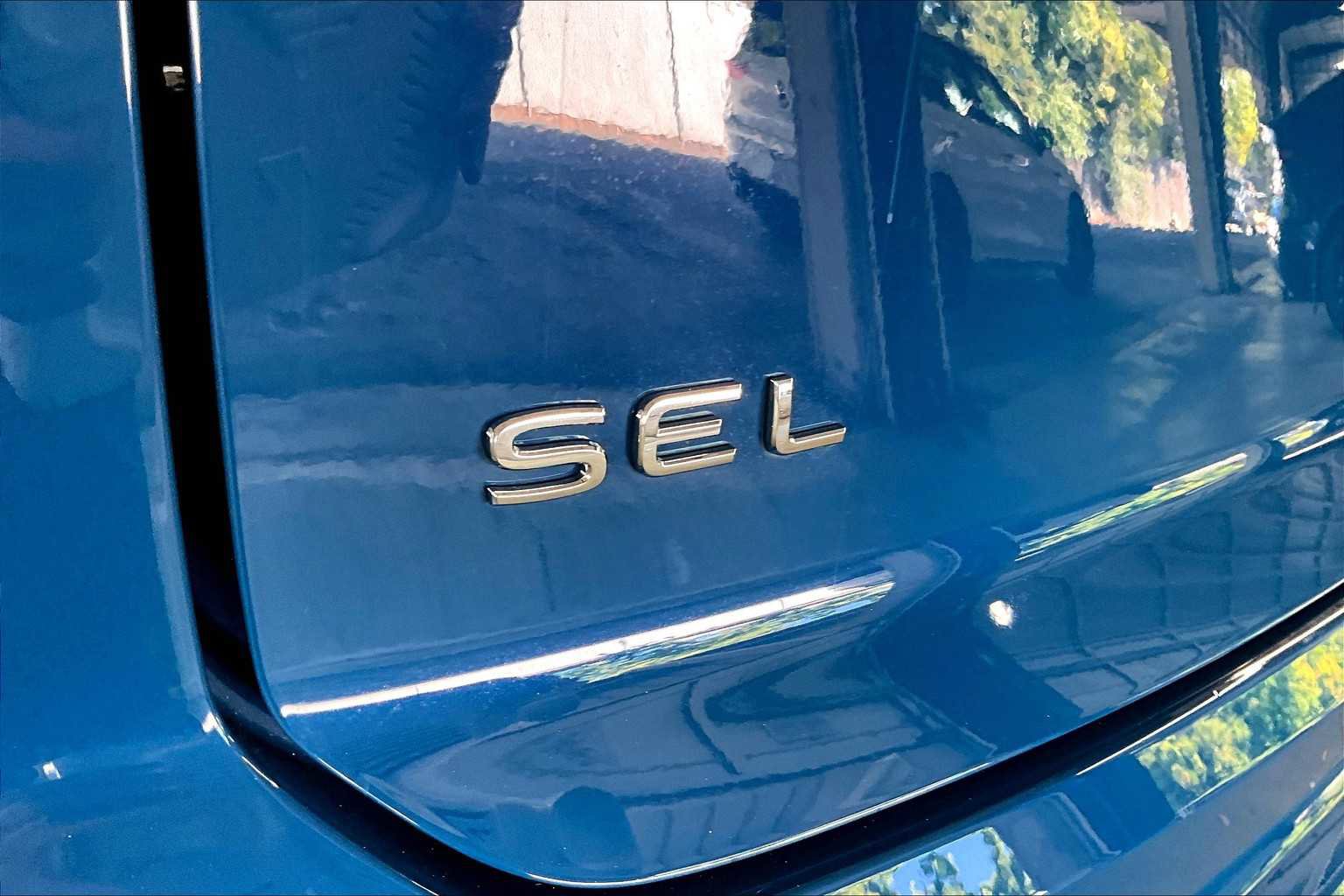 Used 2025 Volkswagen Atlas Cross Sport SEL image 11