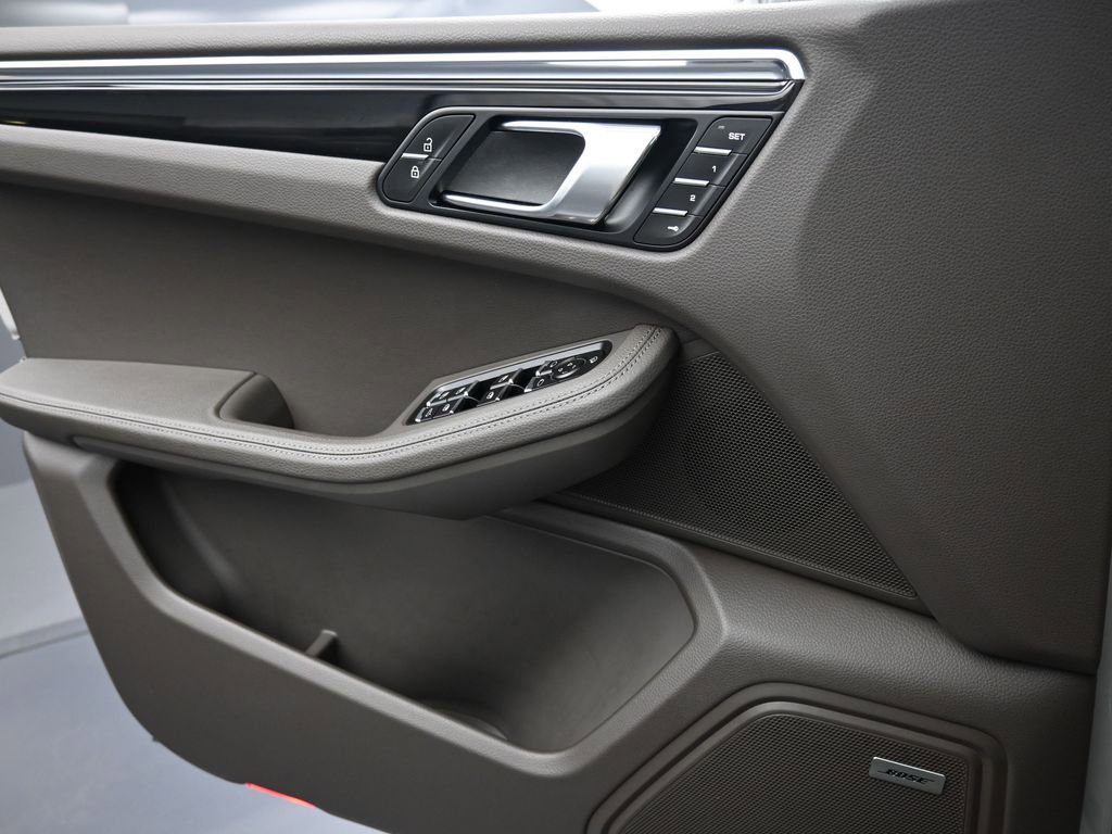 Certified 2026 Porsche Macan Turbo AWD/4WD image 25