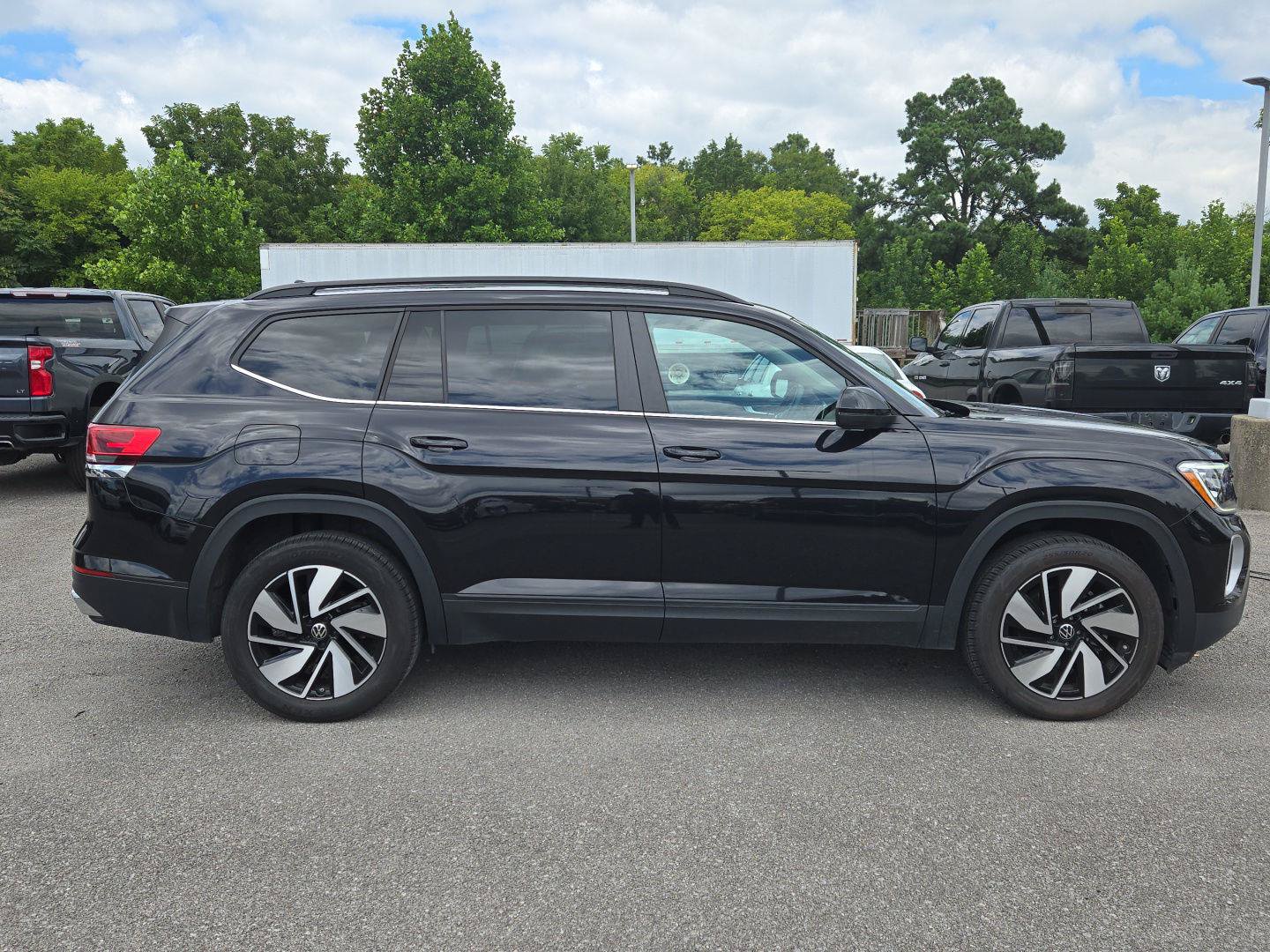 Used 2025 Volkswagen Atlas SE AWD/4WD image 8
