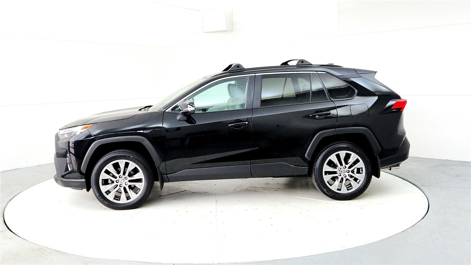 Used 2023 Toyota RAV4 XLE Premium image 3