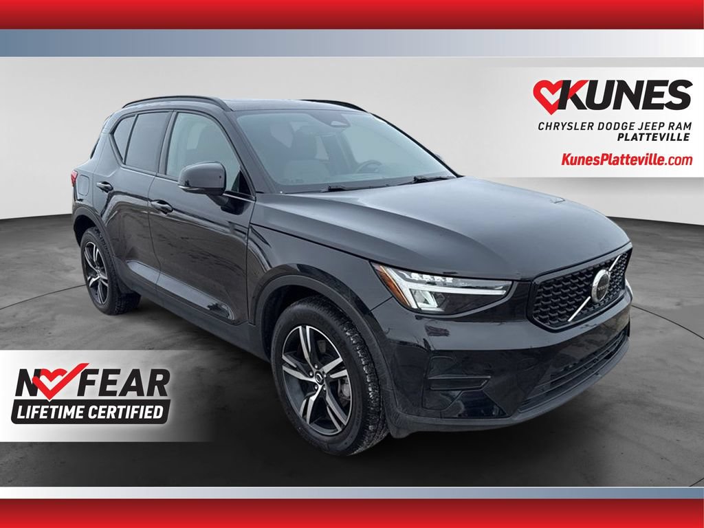 Used 2024 Volvo XC40 B5 Core AWD/4WD image 1