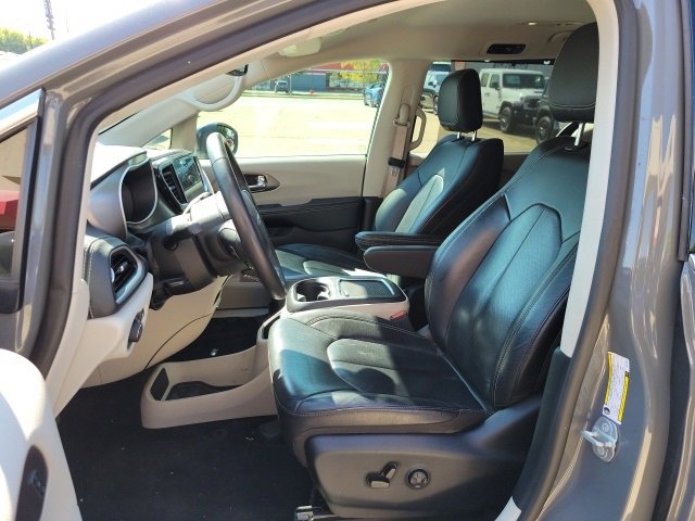 Used 2022 Chrysler Pacifica Touring-L image 8