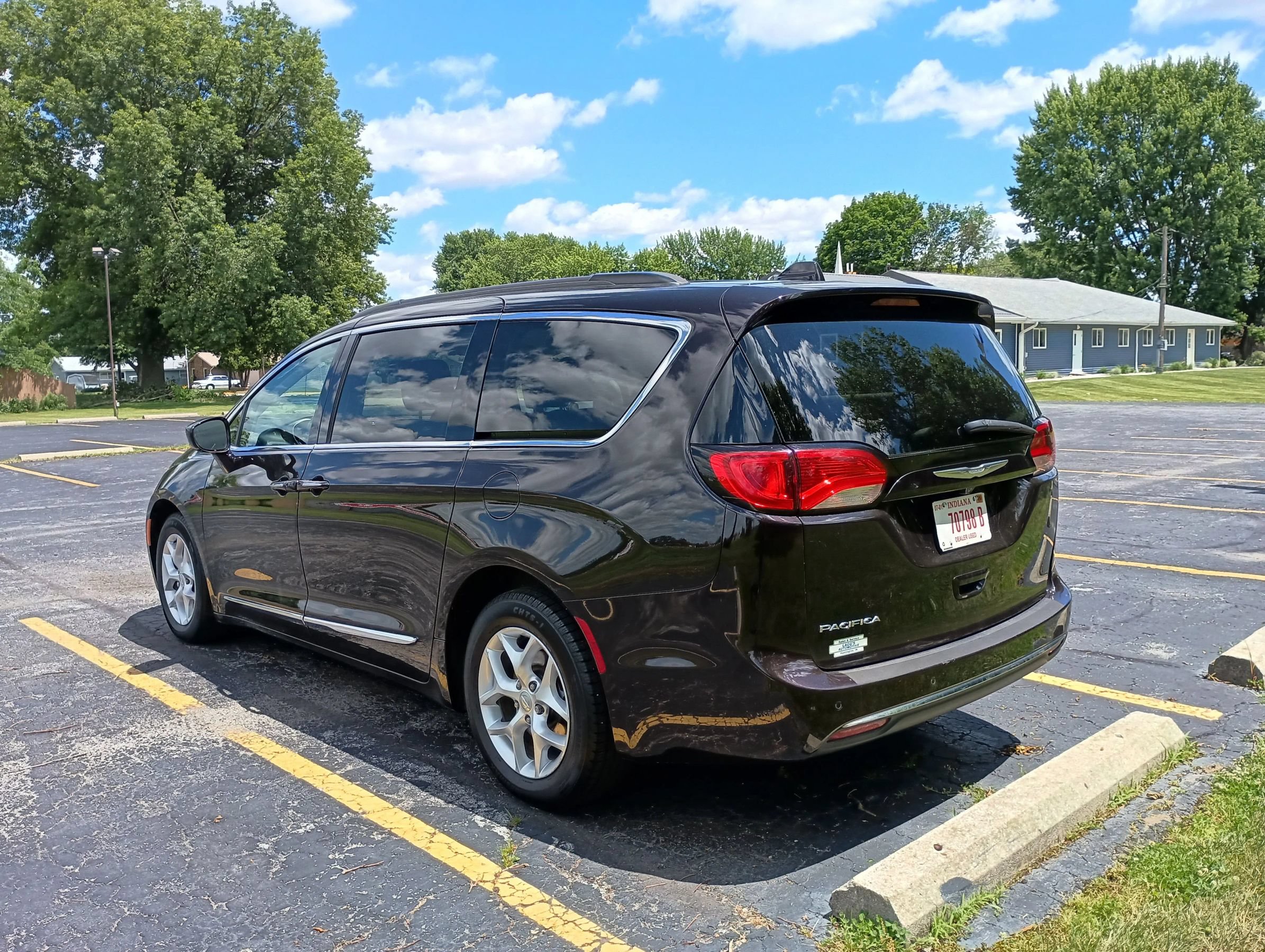 Used 2017 Chrysler Pacifica Touring-L w/ Tire & Wheel Group FWD image 4