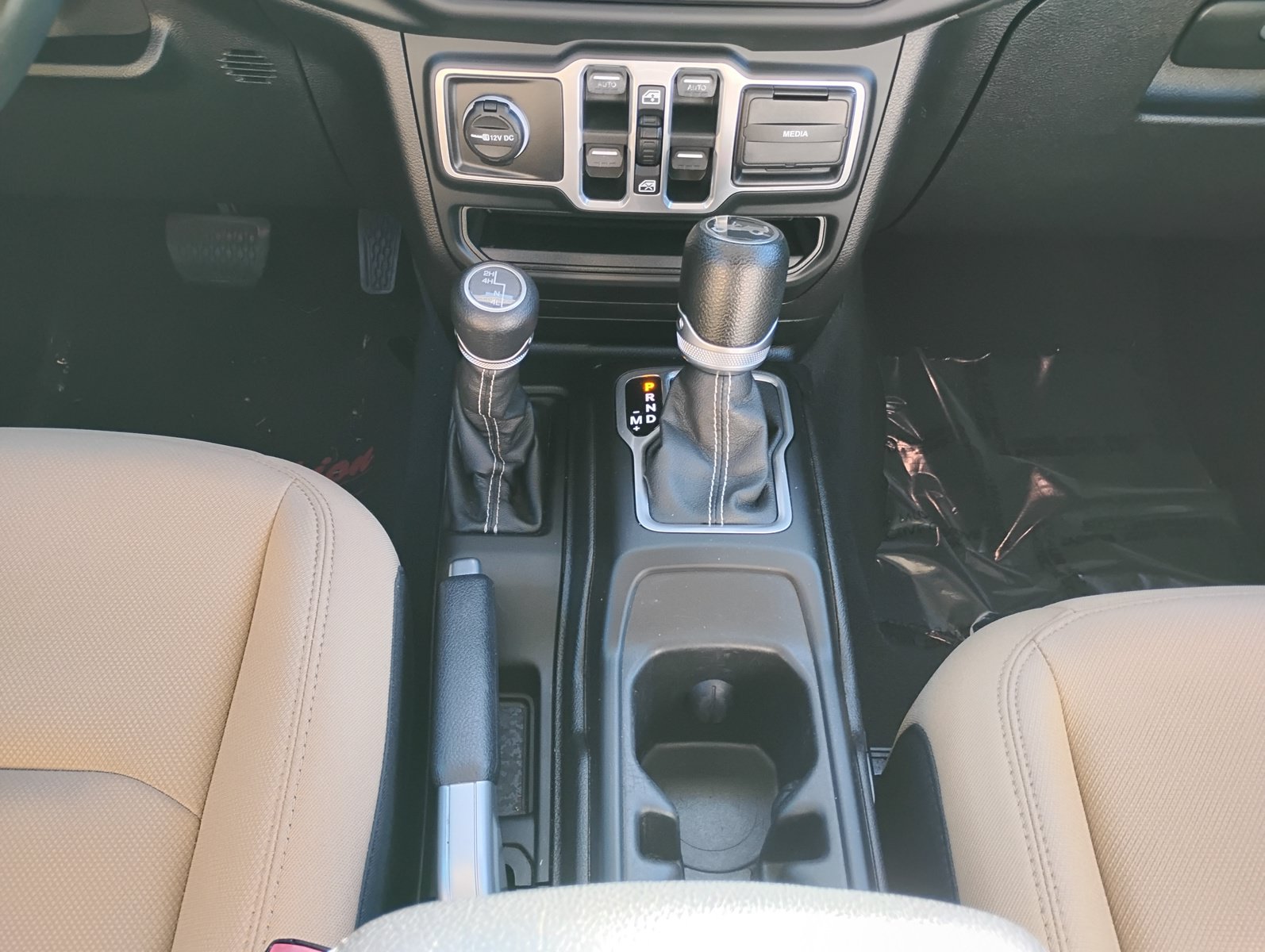 Used 2018 Jeep Wrangler Unlimited Sahara AWD/4WD image 22