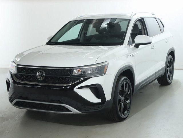 Used 2023 Volkswagen Taos SE w/ Panoramic Sunroof Package