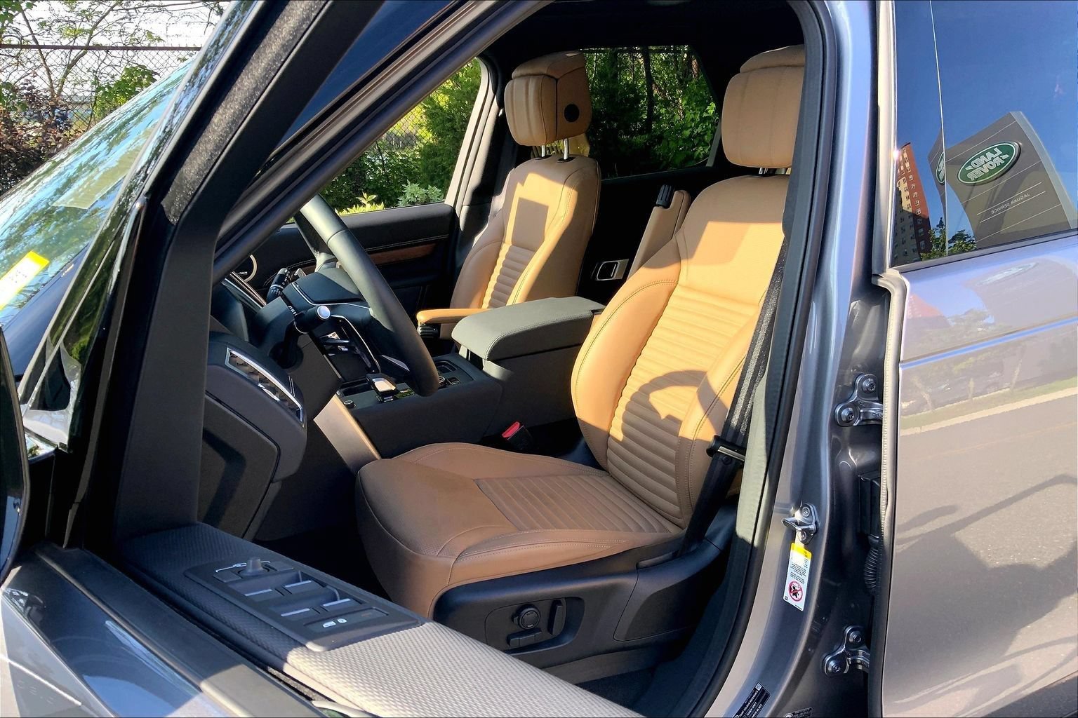 Certified 2025 Land Rover Discovery Dynamic SE AWD/4WD image 7