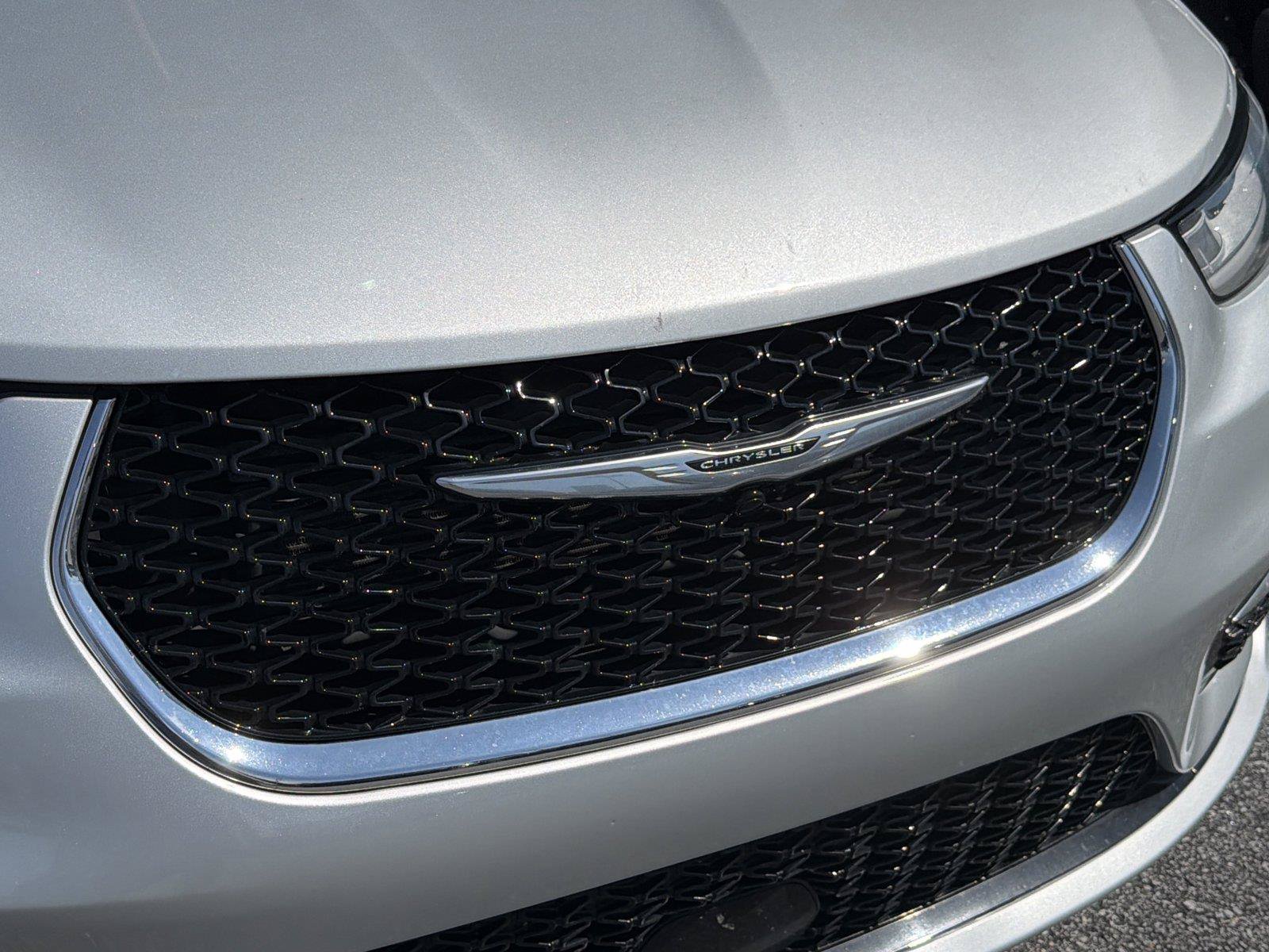 Used 2024 Chrysler Pacifica Touring-L FWD image 9