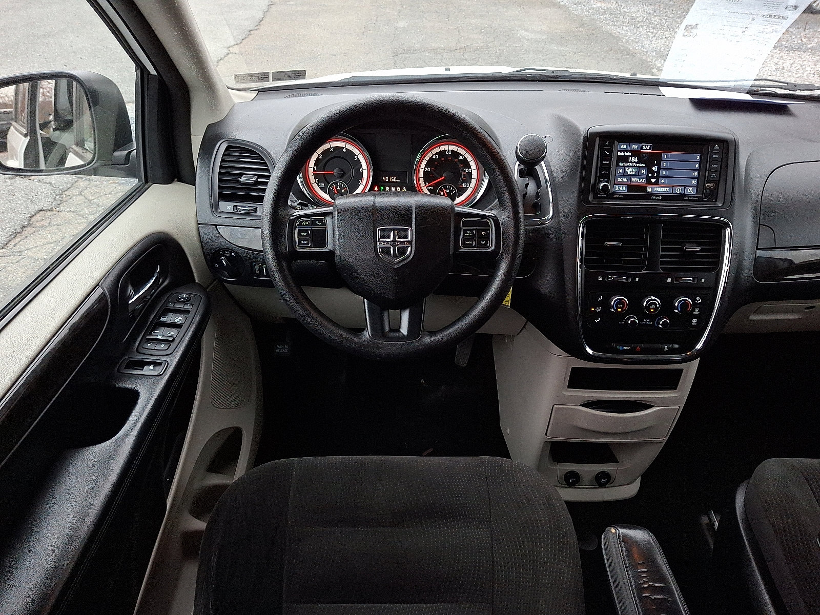 Used 2018 Dodge Grand Caravan SE w/ UConnect Hands-Free Group image 14