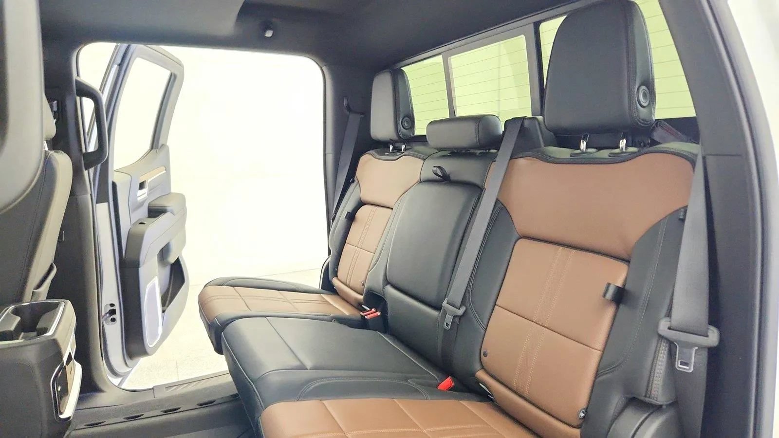 Used 2023 Chevrolet Silverado 1500 High Country w/ High Country Premium Package AWD/4WD image 27