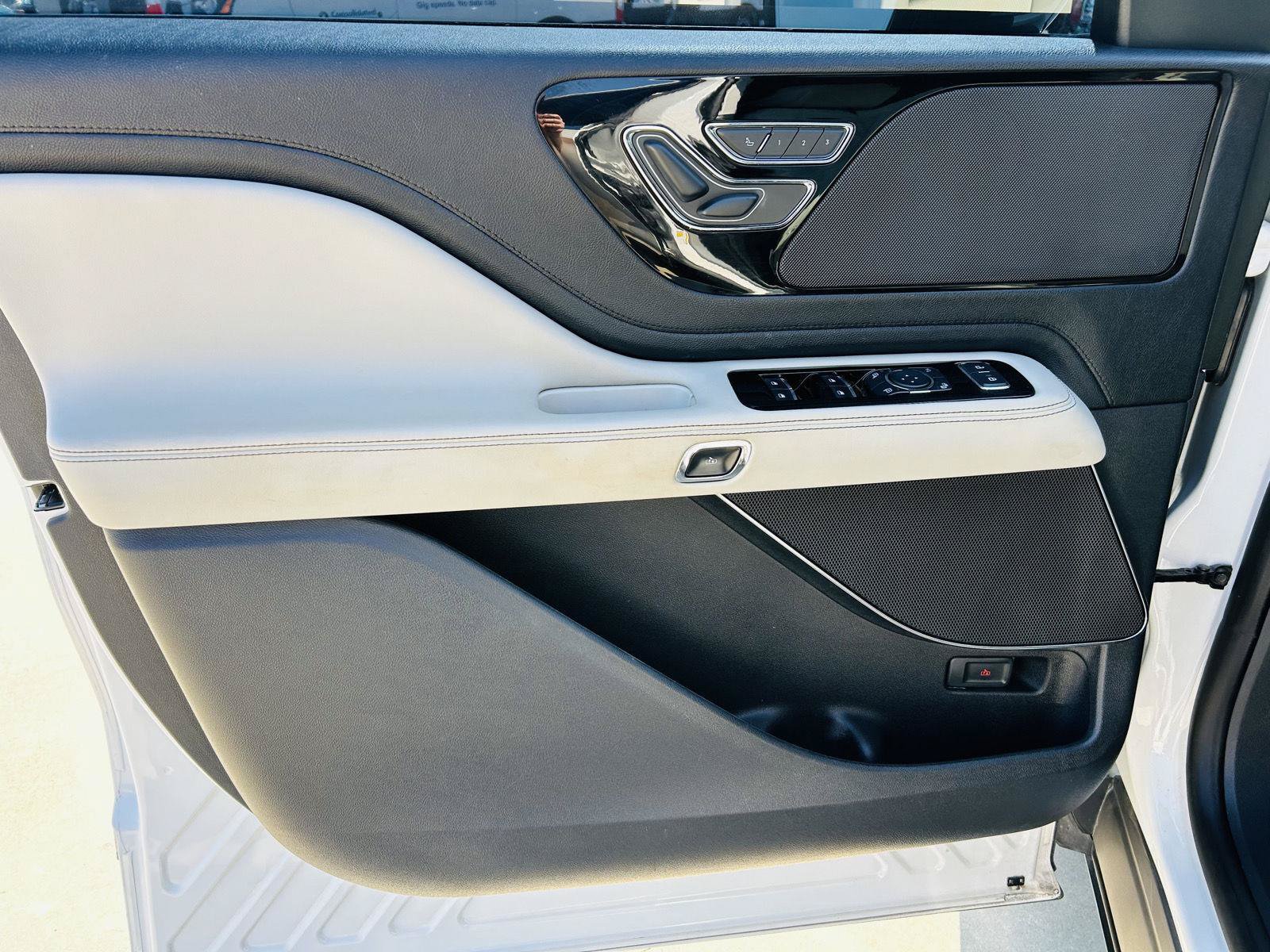 Used 2025 Lincoln Aviator AWD image 17