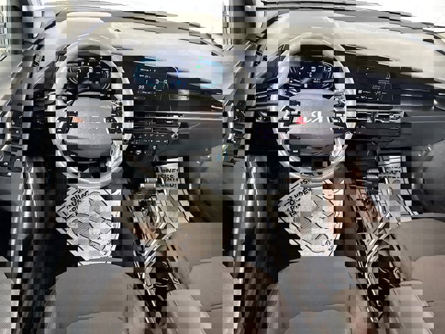 Used 2024 Kia Niro LX image 15