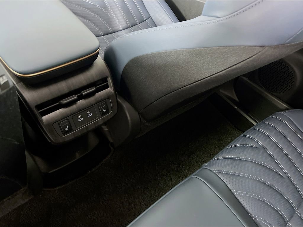 Used 2025 Nissan Ariya Platinum image 26