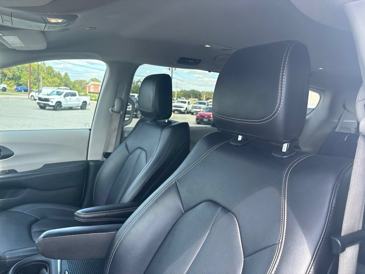 Used 2024 Chrysler Pacifica Touring-L FWD image 3