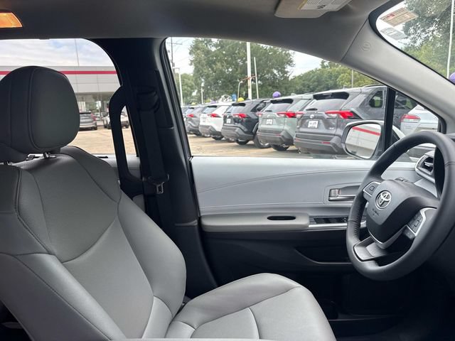 Used 2026 Toyota Sienna XLE AWD/4WD image 14