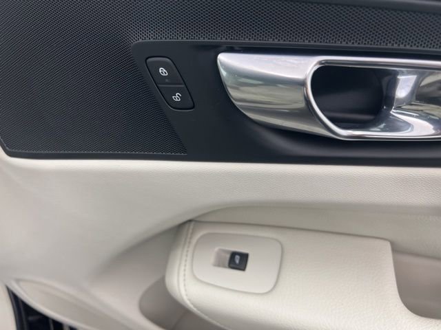 Used 2021 Volvo XC60 T5 Momentum w/ Protection Package Premier image 25