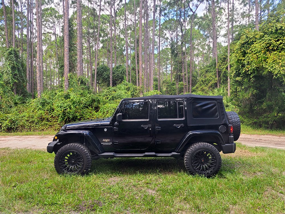 Used 2013 Jeep Wrangler Unlimited Sahara w/ Dual Top Group AWD/4WD image 7
