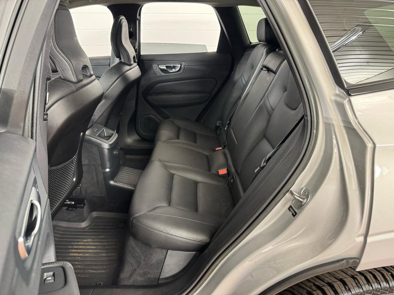 Used 2023 Volvo XC60 T8 Plus w/ Climate Package image 32