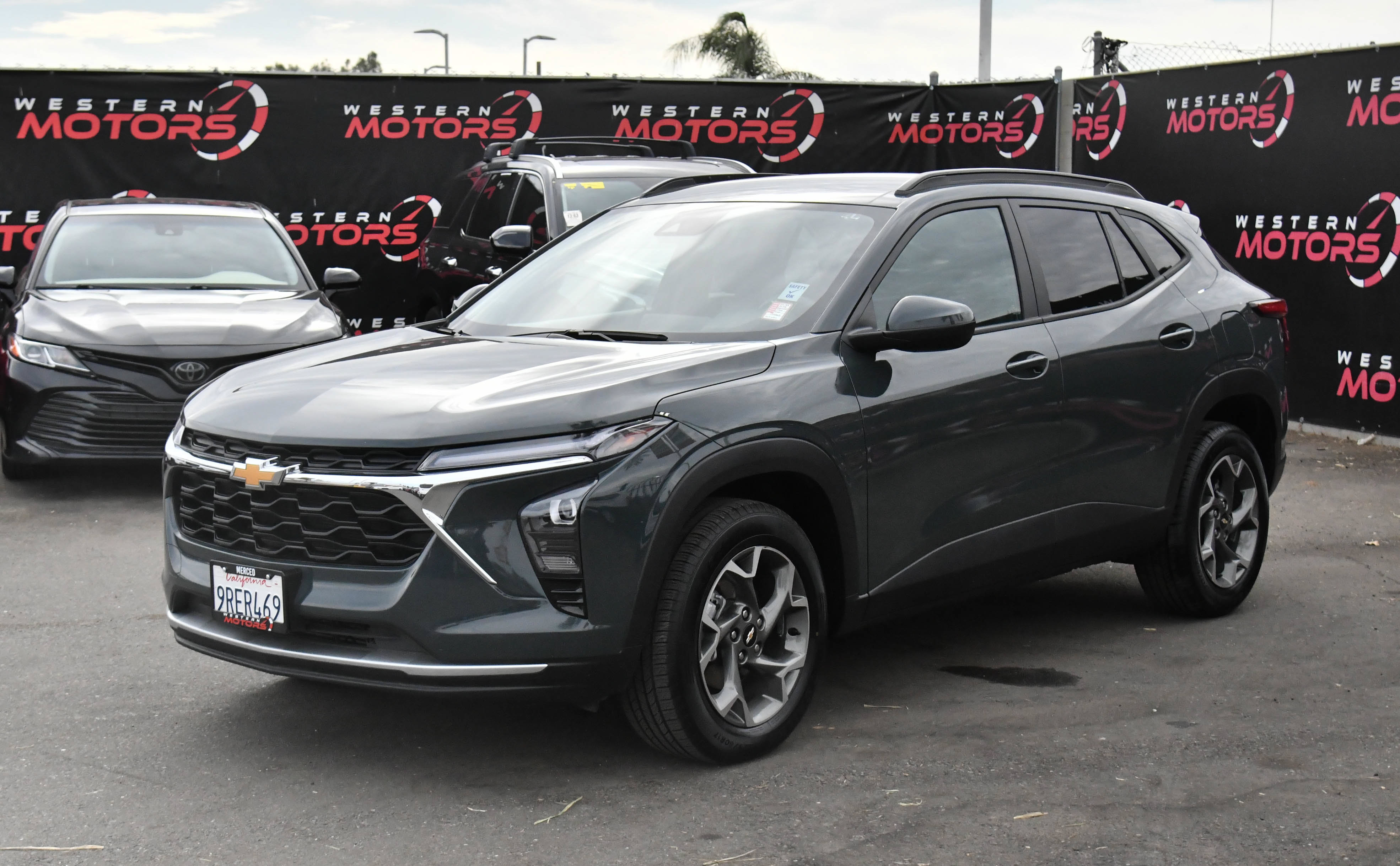 Used 2025 Chevrolet Trax LT FWD image 3