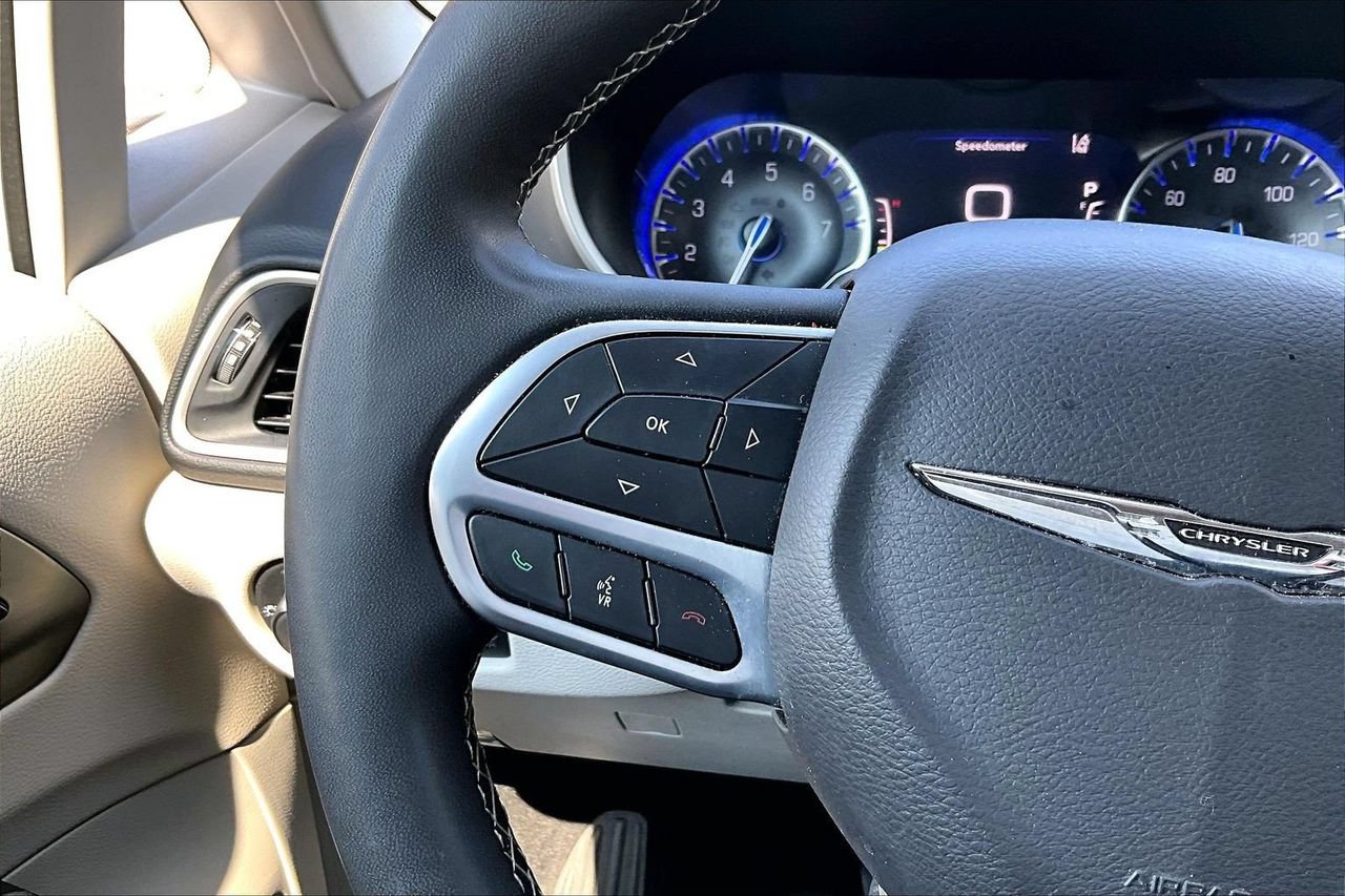 Used 2024 Chrysler Pacifica Touring-L FWD image 28