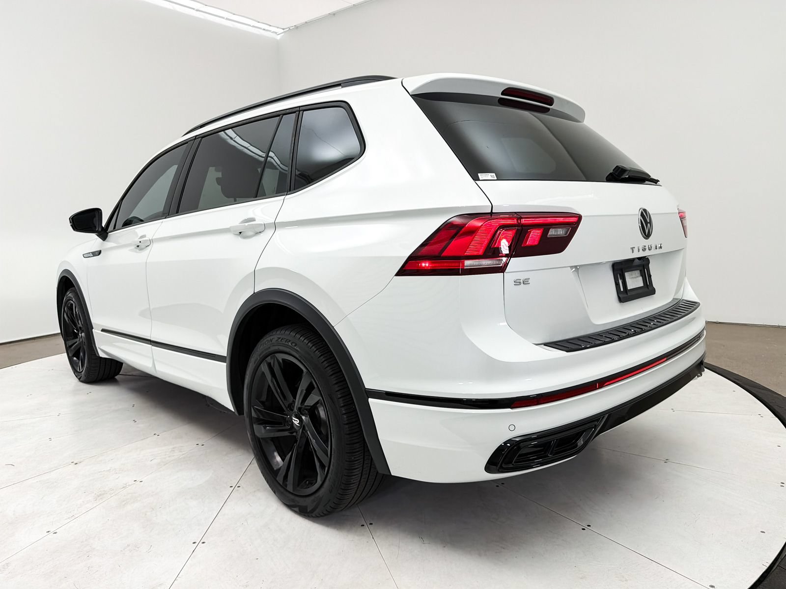 Used 2023 Volkswagen Tiguan SE R-Line FWD image 14