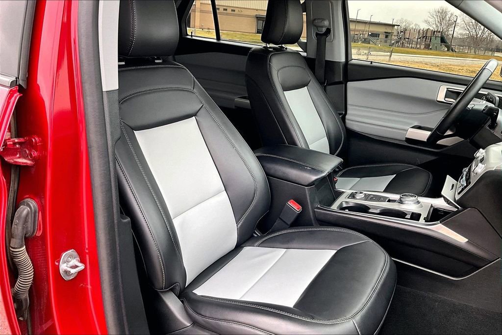 Used 2024 Ford Explorer XLT w/ Equipment Group 202A image 7