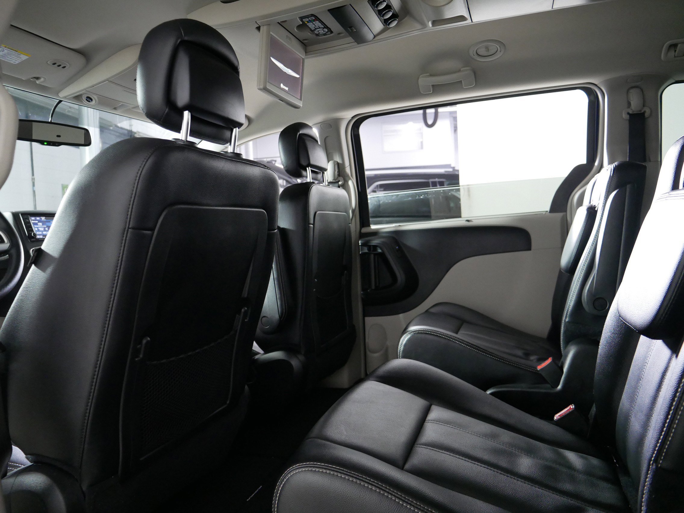 Used 2015 Chrysler Town & Country Touring w/ Driver Convenience Group FWD image 32