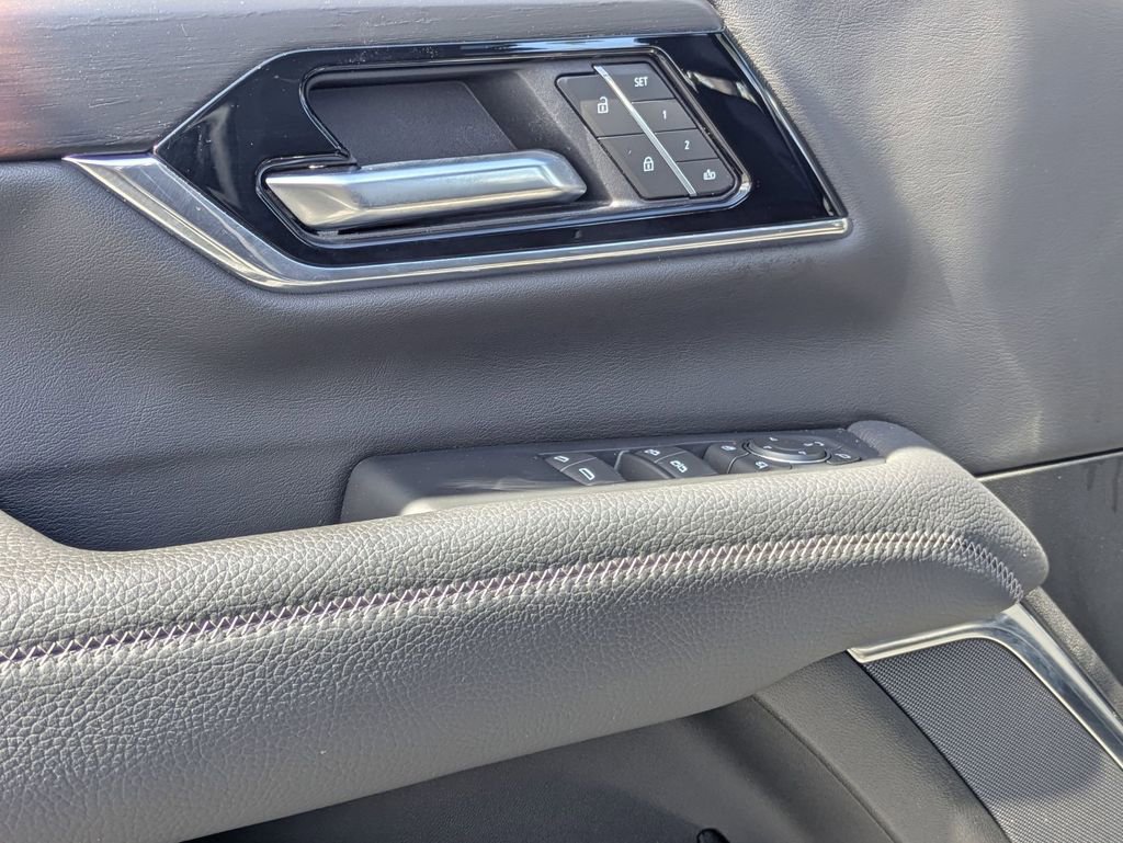 Used 2025 GMC Yukon Denali image 16