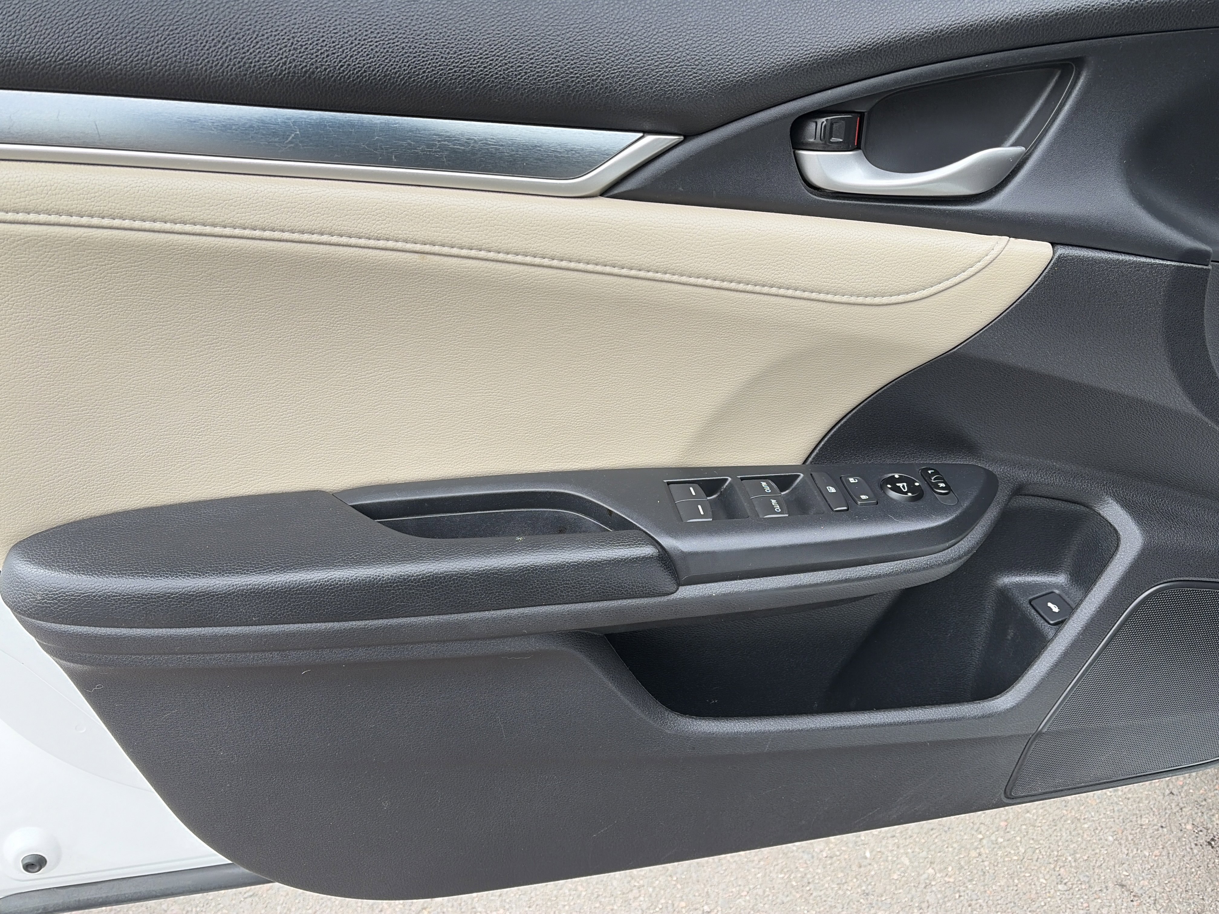 Used 2016 Honda Civic Touring image 3