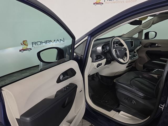 Used 2018 Chrysler Pacifica Limited w/ Tire & Wheel Group image 18