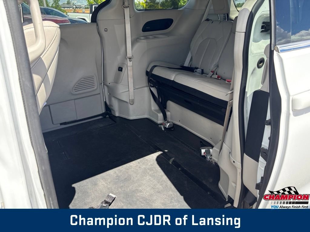 Used 2017 Chrysler Pacifica Touring-L Plus FWD image 16