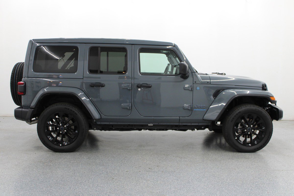 Used 2025 Jeep Wrangler Unlimited Sahara w/ Safety Group image 2