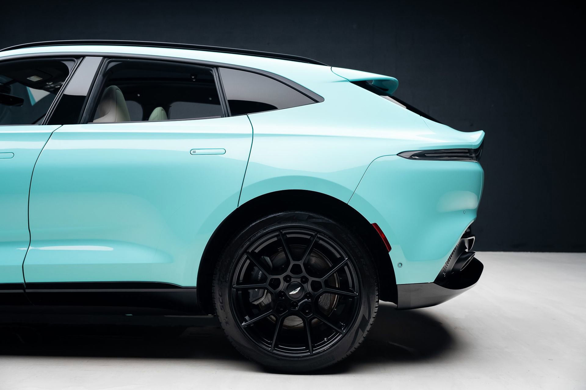 Used 2023 Aston Martin DBX AWD/4WD image 26