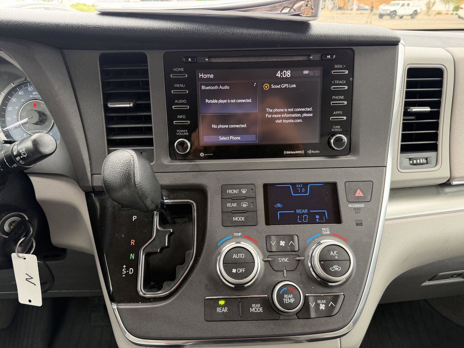Used 2018 Toyota Sienna LE w/ Carpet Mat Package FWD image 31