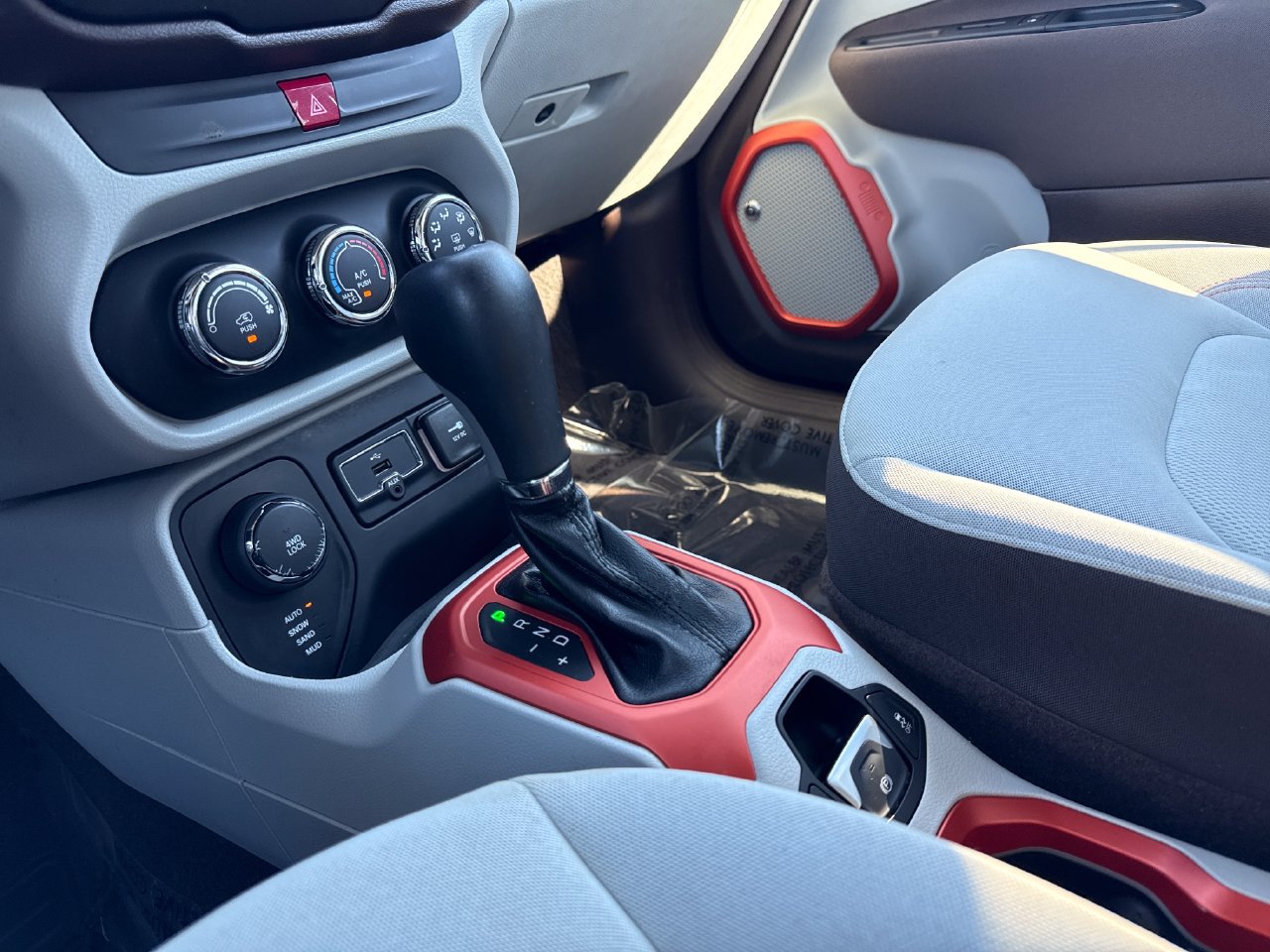 Used 2016 Jeep Renegade Latitude AWD/4WD image 23