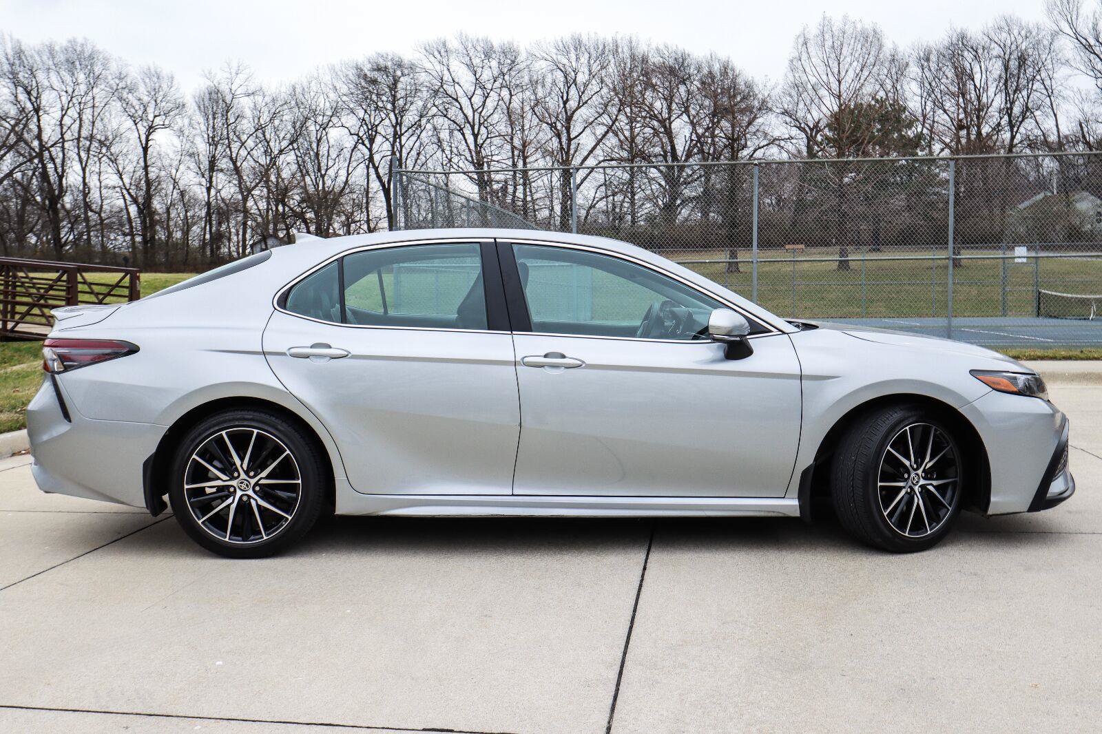 Used 2023 Toyota Camry SE FWD image 5