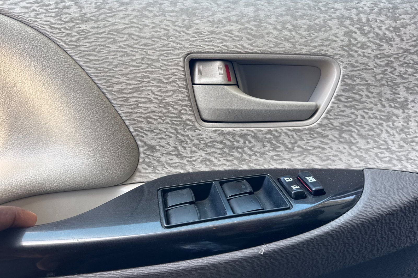Used 2012 Toyota Sienna w/ Towing Pkg FWD image 11