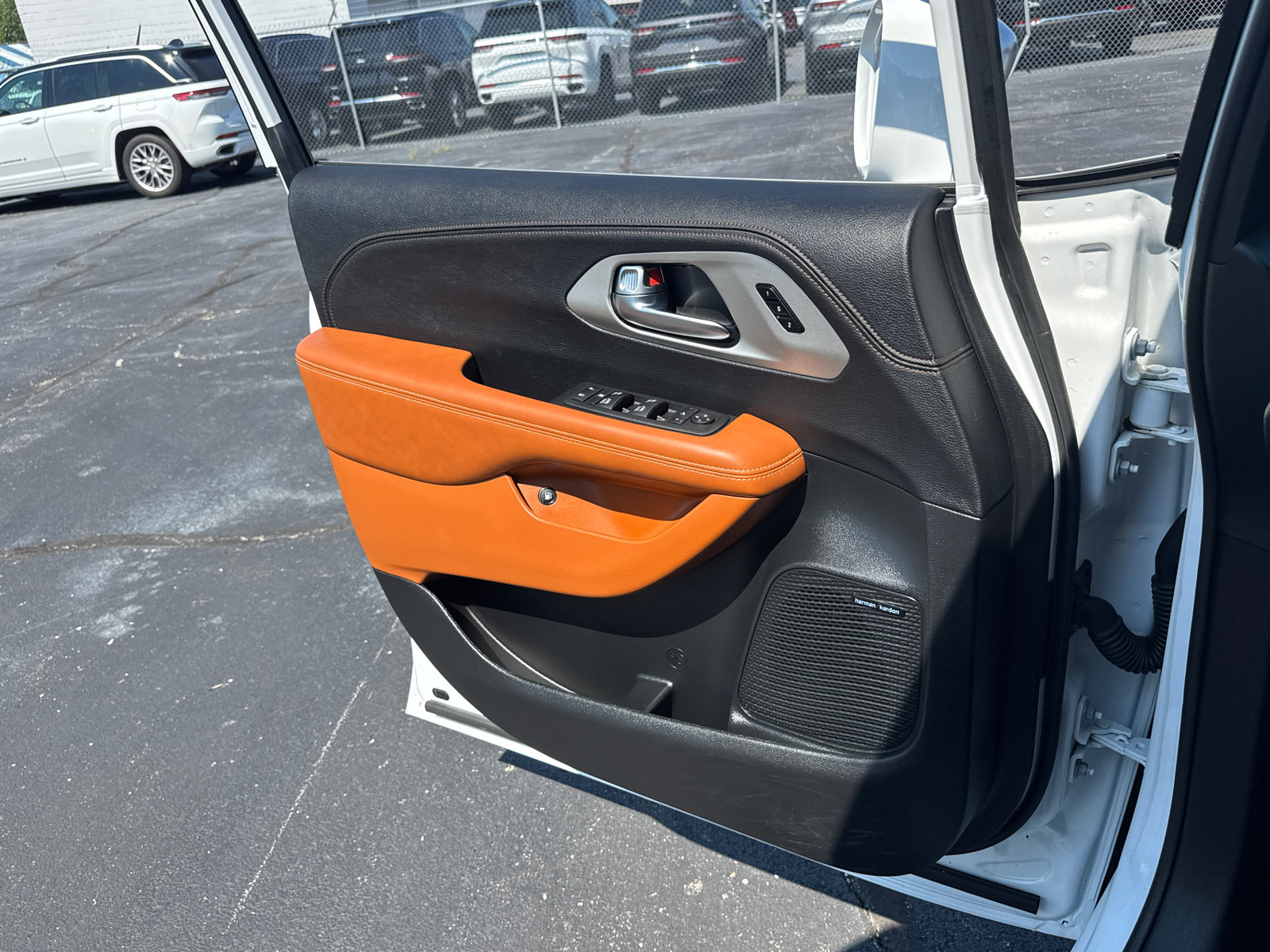 Used 2024 Chrysler Pacifica Pinnacle FWD image 19