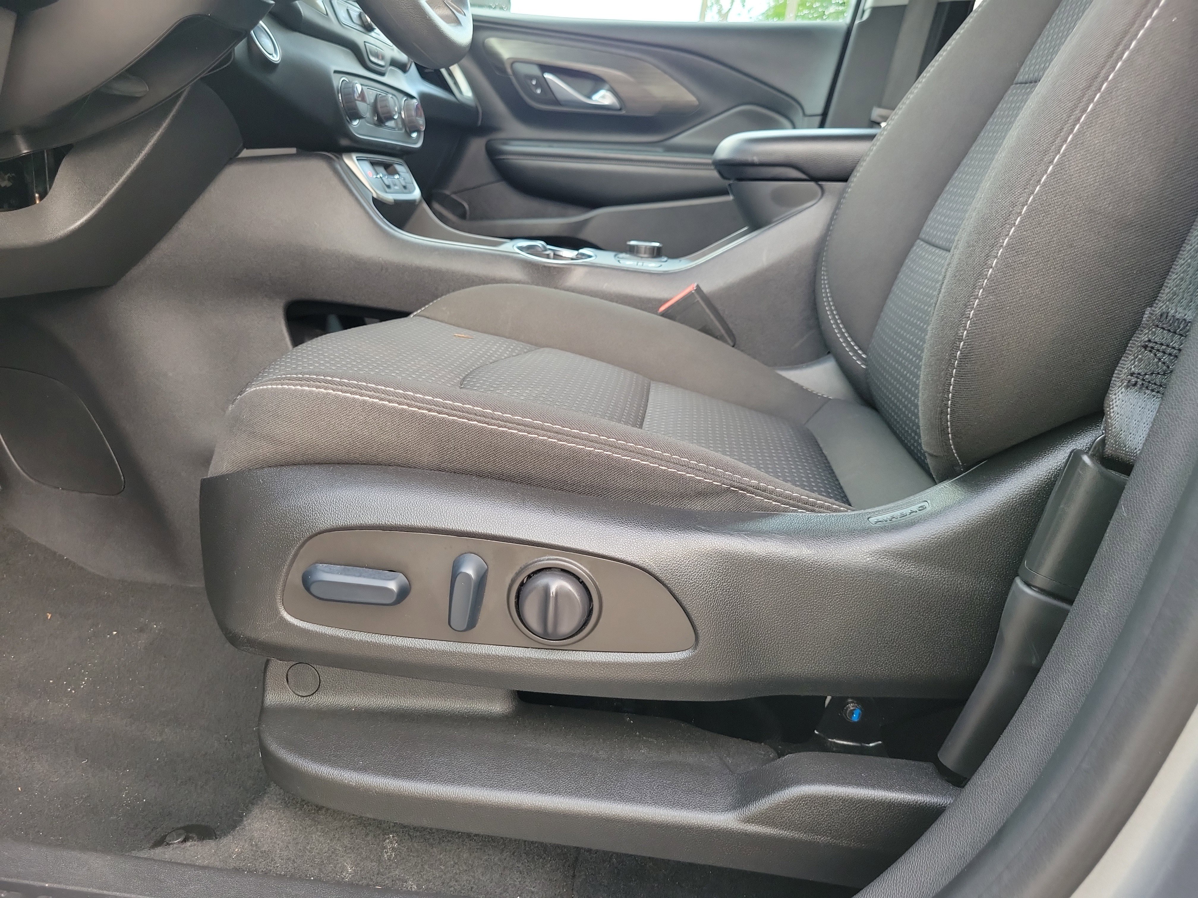 Used 2023 GMC Terrain SLE w/ Driver Convenience Package image 11