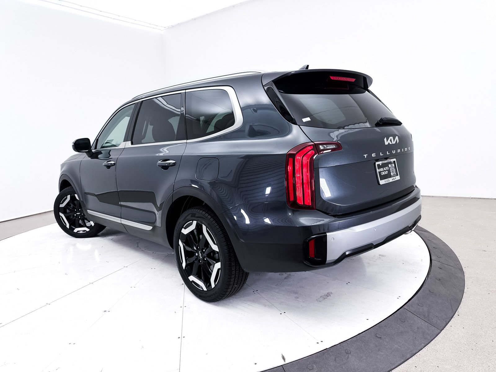 Used 2023 Kia Telluride S AWD/4WD image 2