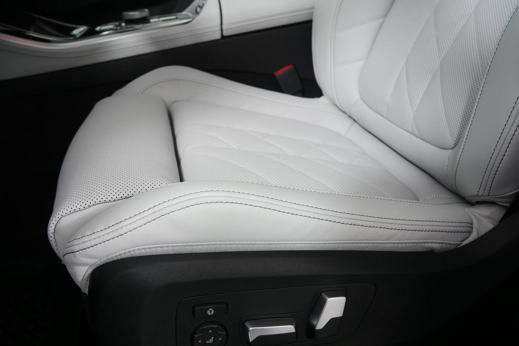 Used 2026 BMW X5 sDrive40i w/ Executive Package RWD image 10