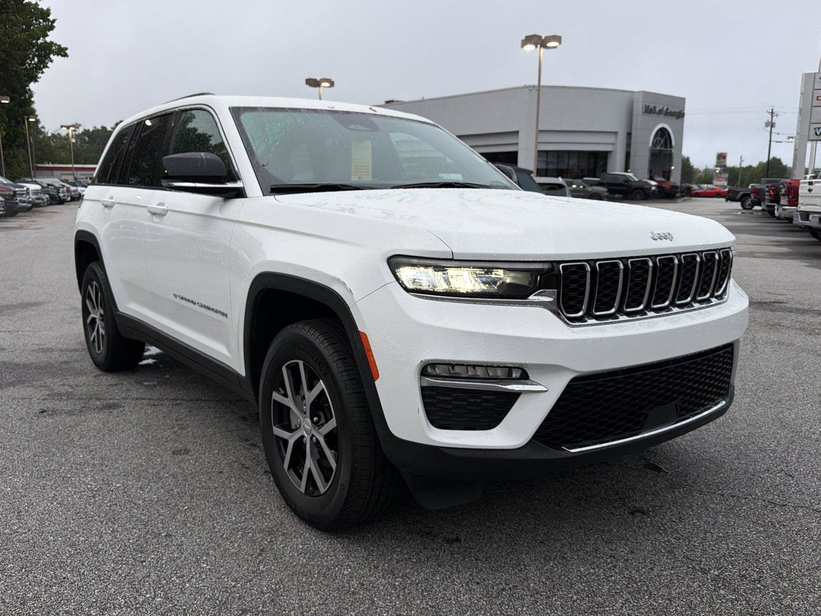 Used 2025 Jeep Grand Cherokee Limited AWD/4WD image 4