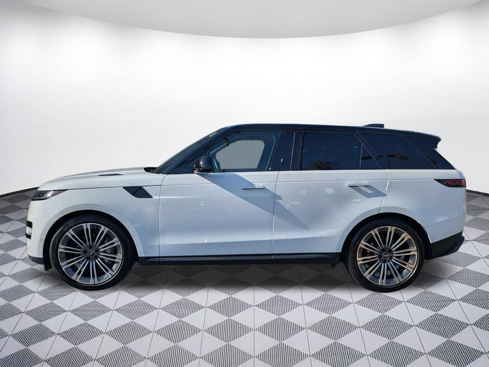 Used 2024 Land Rover Range Rover Sport SE AWD/4WD image 2