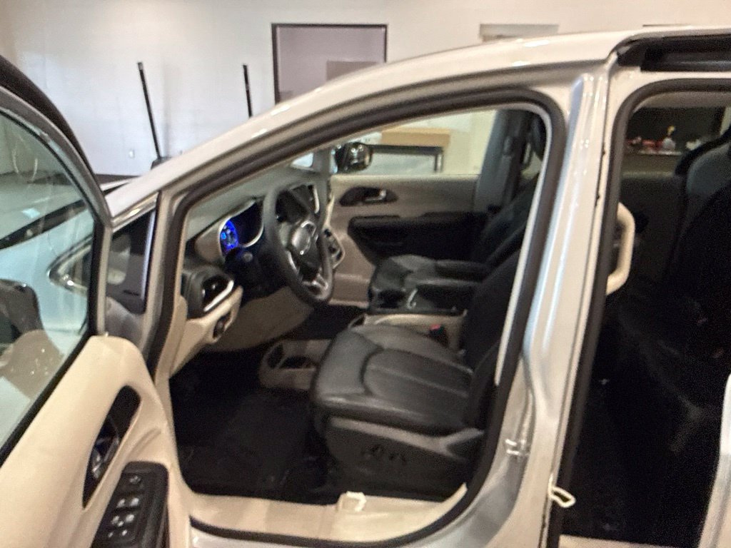 Used 2024 Chrysler Pacifica Touring-L w/ Uconnect Theater Family Group FWD image 26