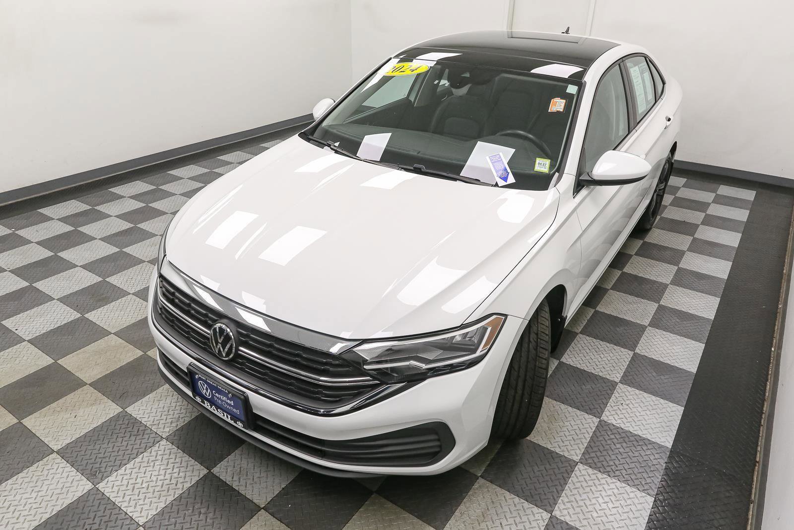 Used 2024 Volkswagen Jetta SE image 7