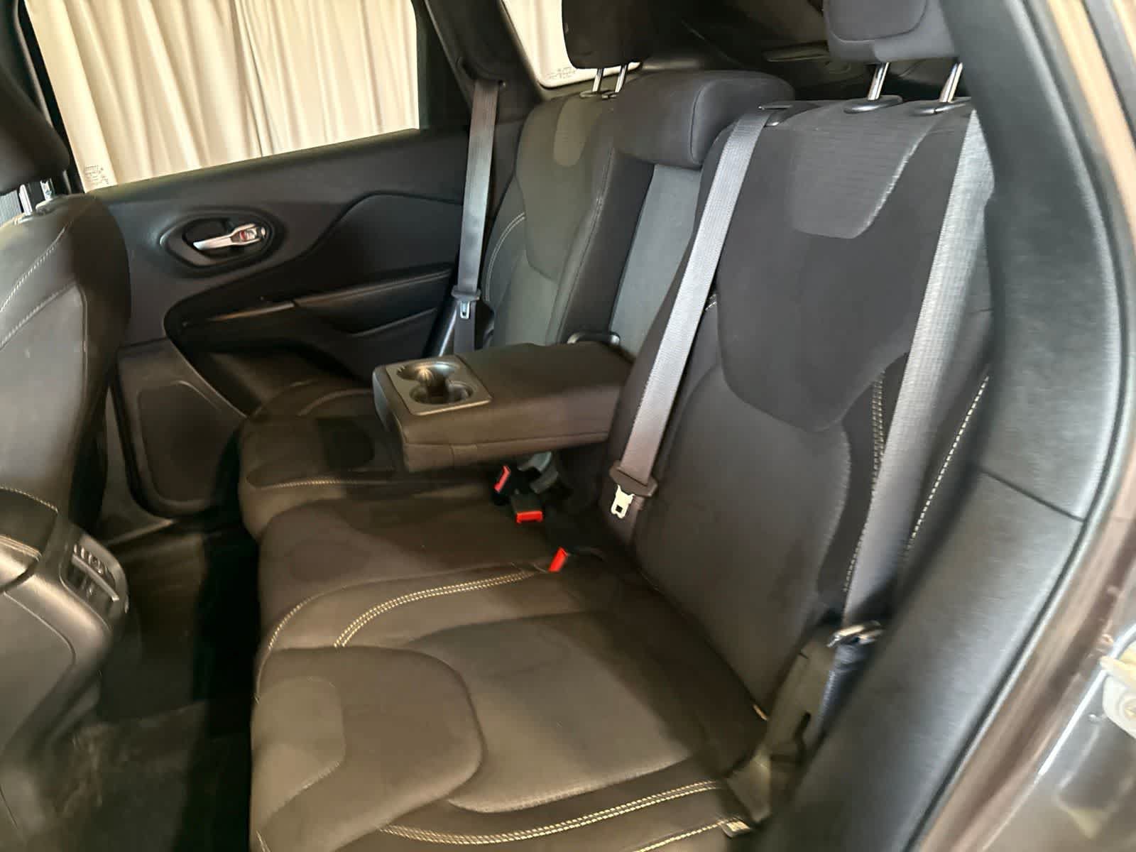 Used 2016 Jeep Cherokee Latitude FWD image 17