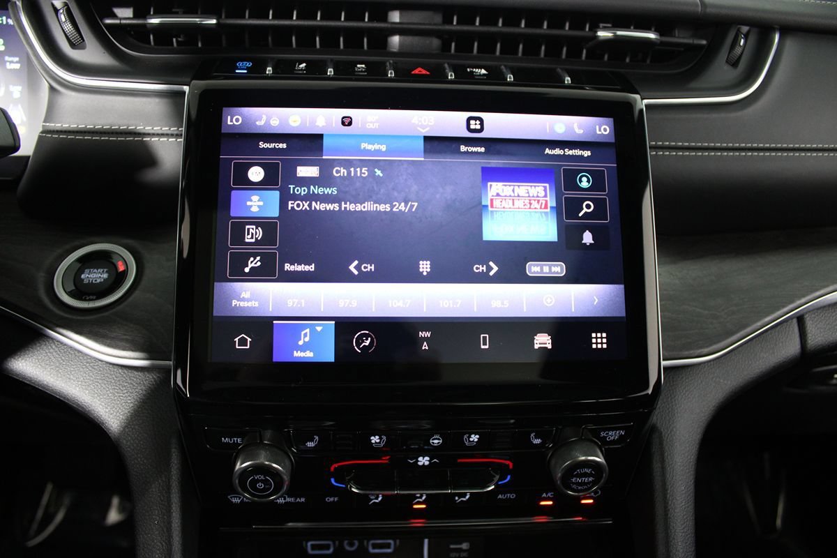 Used 2022 Jeep Grand Cherokee Overland w/ Luxury Tech Group IV AWD/4WD image 18