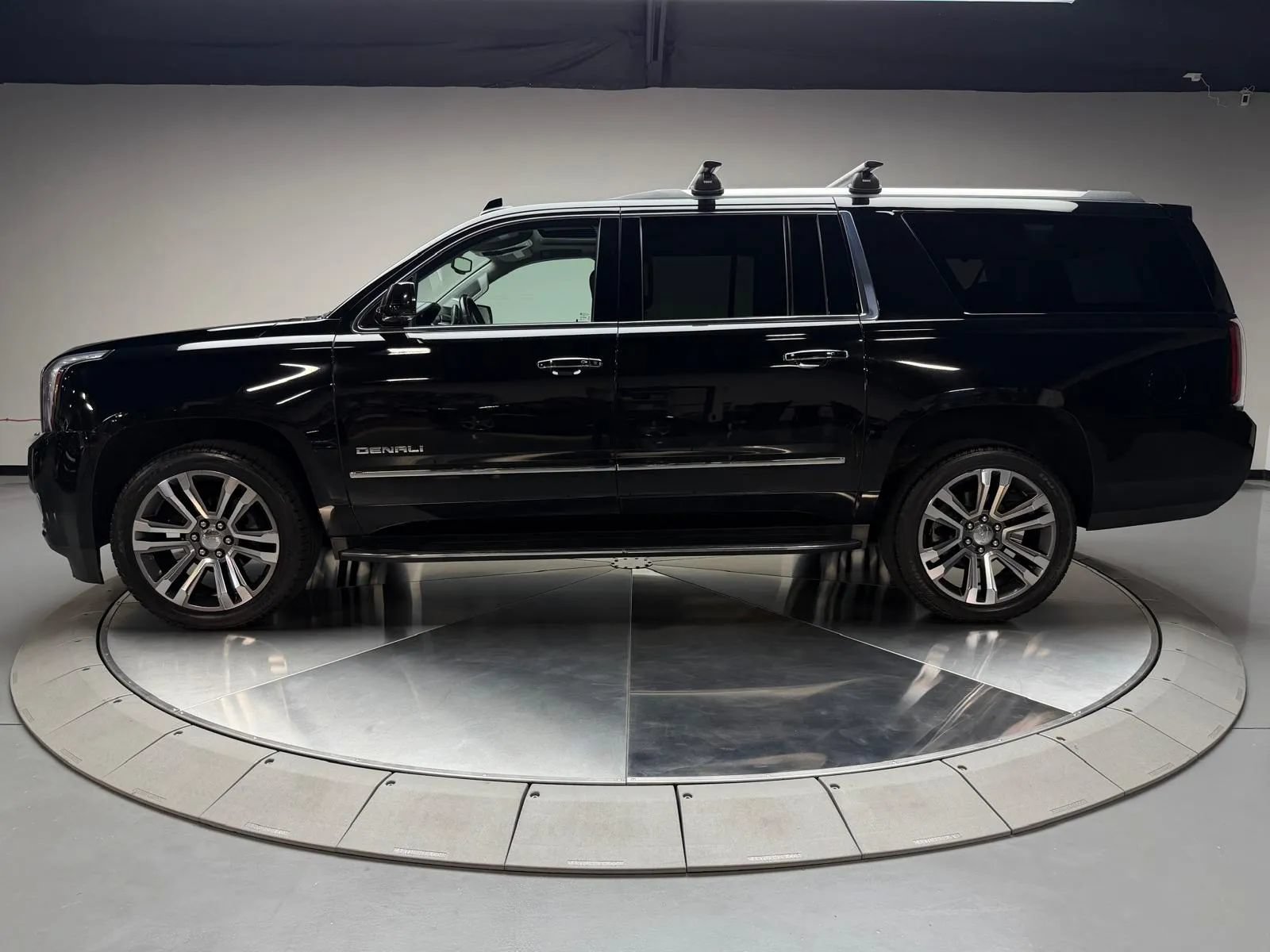 Used 2017 GMC Yukon XL Denali w/ Open Road Package AWD/4WD image 4