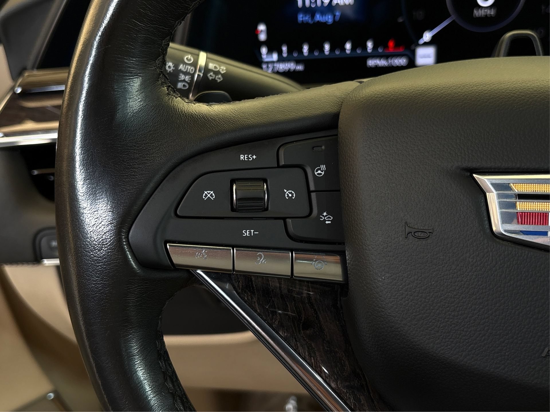 Used 2023 Cadillac Escalade ESV Premium Luxury w/ LPO, Illumination Package AWD/4WD image 27