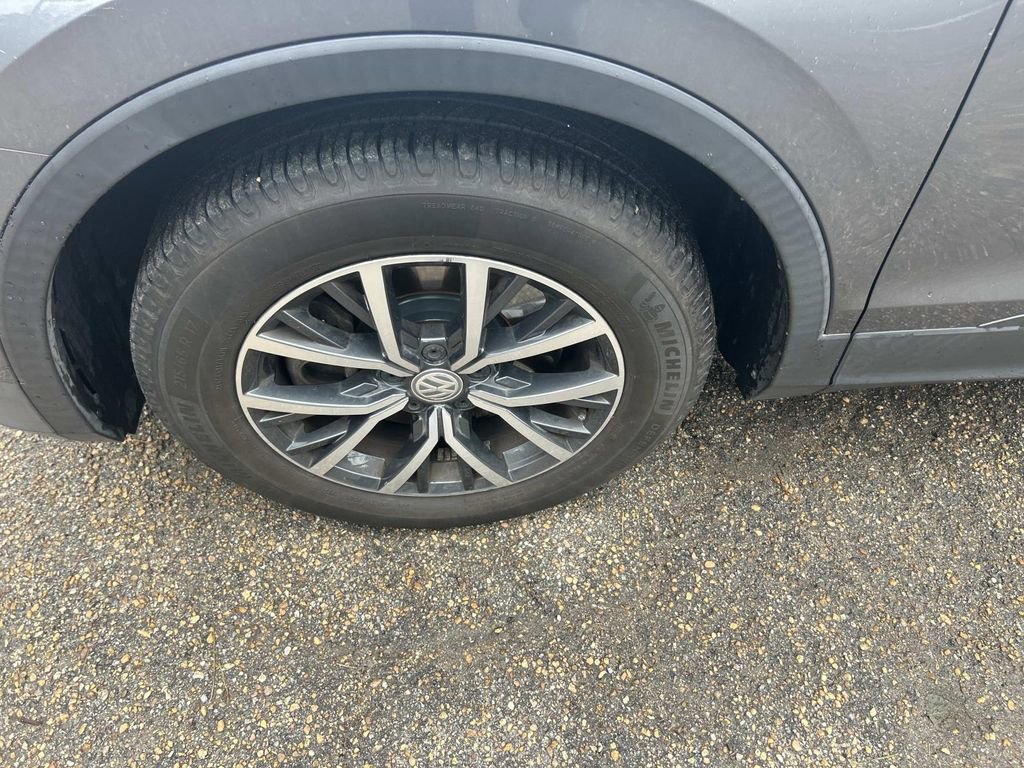 Used 2019 Volkswagen Tiguan SE w/ Panoramic Sunroof Package image 16